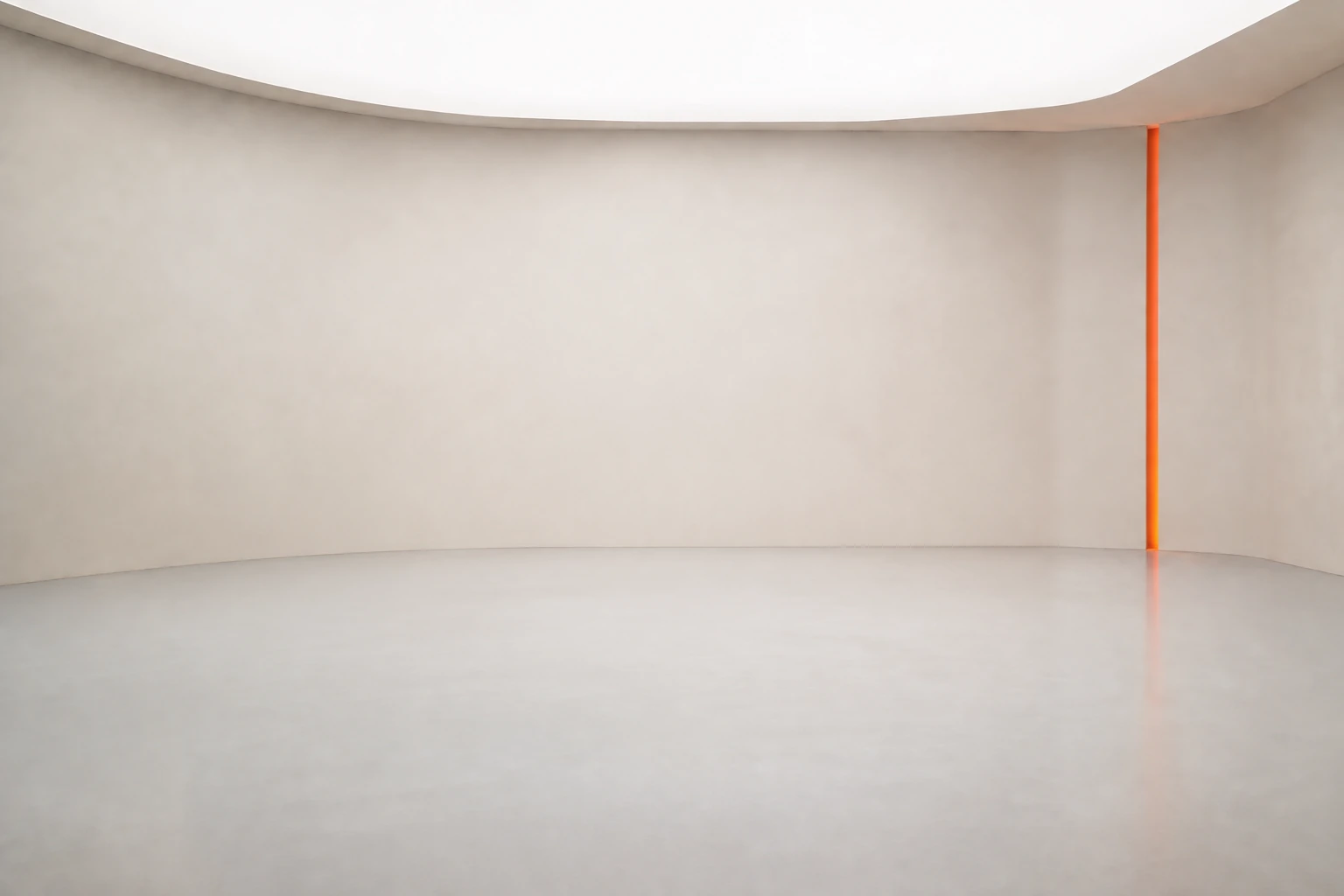 Lege moderne betonnen studio met gebogen wand, lichtplafond en oranje lichtlijn