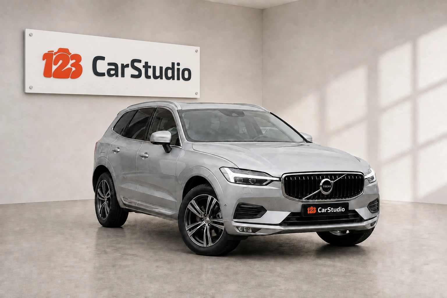 Volvo XC60 in de studio met een 123CarStudio-wandbord en vier aanklikbare kwaliteitsdetails